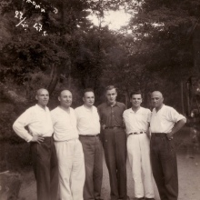 С отцом, Константином Николаевичем Мамардашвили (крайний справа). Боржоми, 1947 г.