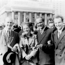 1 сентября 1953 г. 1 сентября 1953 г. Мераб Мамардашвили с женой Ниной на открытии Университета. Слева Марлен Гапочка, справа Радик Журов
