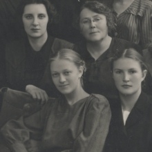 Нина Мамардашвили (в первом ряду, слева). 1949 г.