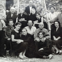 Окуреши (Грузия). У дома деда и отца М.К. Семейная фотография. Константин Николаевич (отец М.К.), Ксения Платоновна (мать М.К), братья К.Н., их жены и дети и пр. родственники.