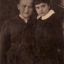 С сестрой Изой.