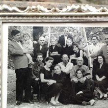 Окуреши. У дома  деда и отца М.К. Семейная фотография. Константин Николаевич (отец М.К.), Ксения Платоновна (мать М.К), братья К.Н., их жены и дети и пр. родственники.